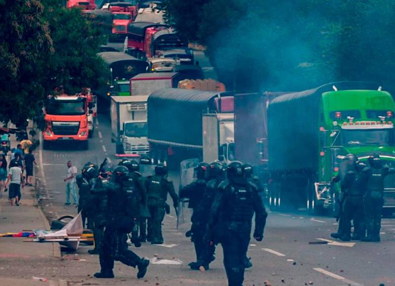El escuadrón antidisturbios disolvió la manifestación que llevaba más de 30 horas. FOTO: Manuel Saldarriaga