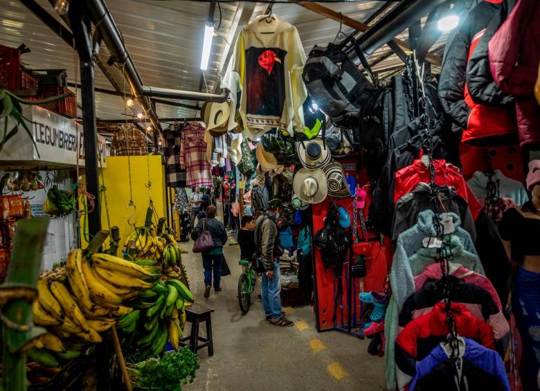 Los venteros están reubicado en un espacio en el que ya ajustan 11 meses. Algunos señalan que las ventas han reducido pero esperan que la nueva plaza colme sus expectativas. FOTO: Camilo Suárez.