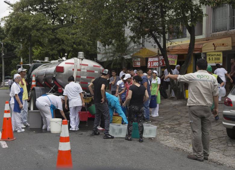 Habitantes de la ciudad surtiéndose de agua entregada con un carrotanque. Foto: Julio César Herrera Echeverri