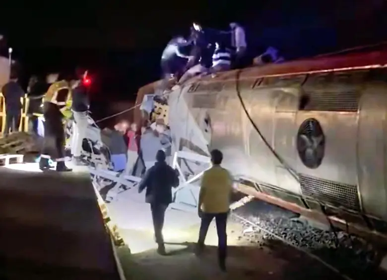 Al menos 21 muertos y decenas de heridos por descarrilamiento de trenes en España