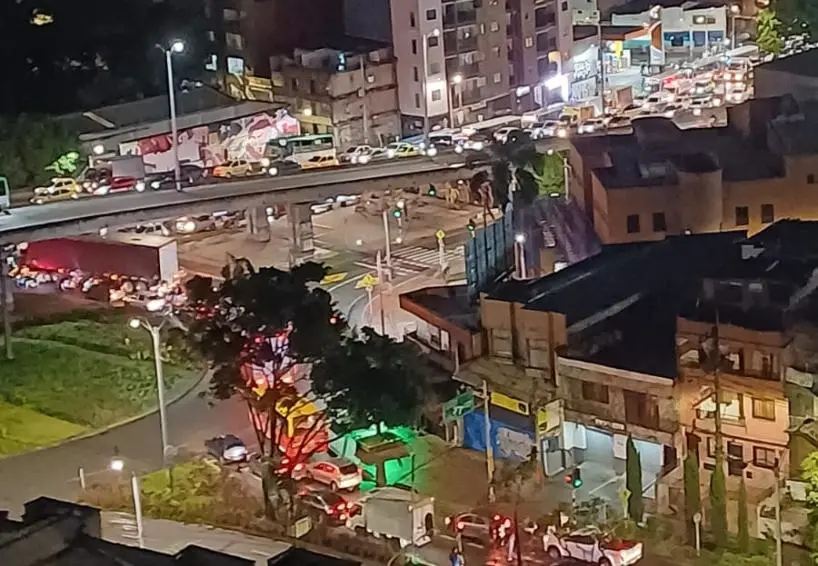 El alto flujo de vehículos que se movilizan tiene paralizado el sector. Motos, camiones y vehículos particulares y de servicio público no han podido llegar a sus destinos a raíz del daño. FOTO: Cortesía