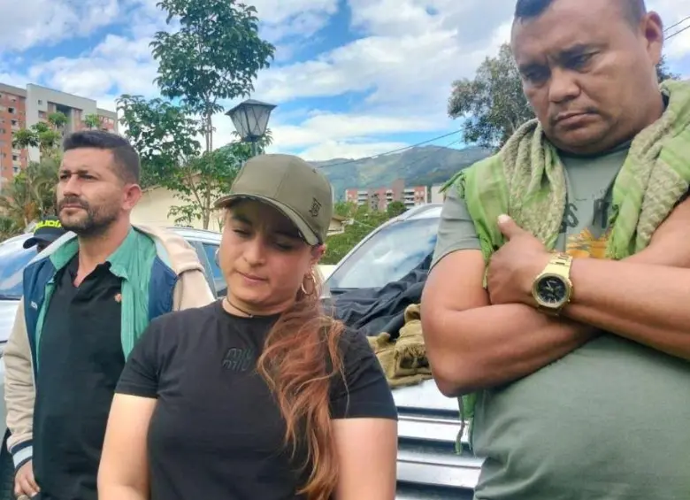 El 23 de julio de 2024, en instalaciones militares de Bello, fueron reseñados alias Calarcá y alias Erika, su pareja, tras ser capturados junto a cinco disidentes más en una caravana con vehículos de protección de la UNP en Anorí, Antioquia. FOTO Captura de video