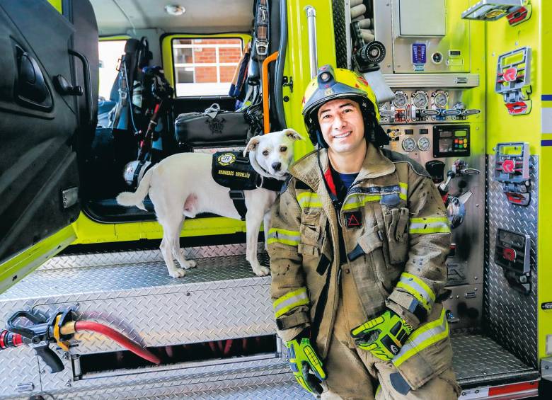 Gonzalo Ledesma es bombero hace 15 años. Comenzó como voluntario en Envigado y actualmente forma parte de los de Medellín. FOTO jaime pérez