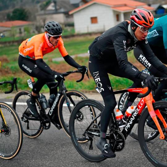Egan Bernal se muestra fuerte en su regreso a las competencias europeas. Este año tiene como principal reto competir en la Vuelta a España. FOTO X-INEOS