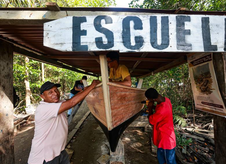 Algunos de los estudiantes de la carpintería naval en el municipio de Turbo. FOTOS: Manuel Saldarriaga