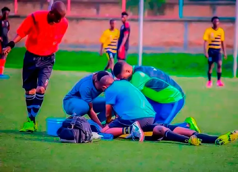 Momento exacto en el que el futbolista se desploma durante el partido y es asistido por el equipo médico. FOTO: Tomada de redes sociales