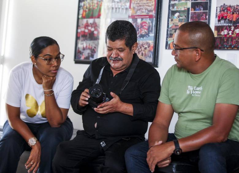 Fernando Avendaño, en el centro, llegó desde Aranjuez a la Comuna 13 para continuar con sus proyectos formativos. Foto: Julio César Herrera Echeverri