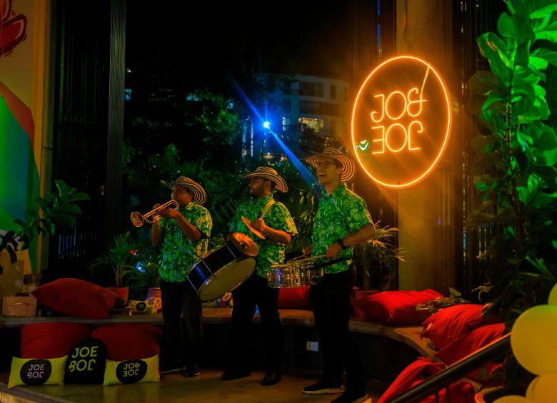 Con fiesta neón, Jo&amp;Joe Medellín celebró su primer año en Colombia