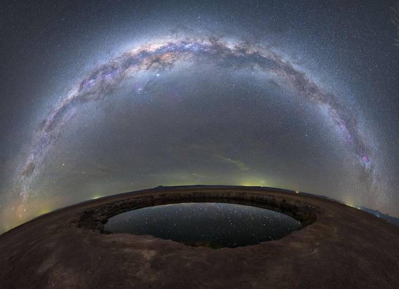 El centro de la Vía Láctea, donde se ubica Sagittarius A, podría estar compuesto por un núcleo superdenso de materia oscura y no por un agujero negro, según un nuevo estudio. FOTO cortesía Nasa y Miguel Claro