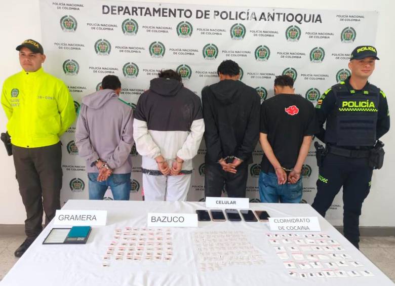 Los cuatro sospechosos fueron capturados en el casco urbano del municipio de Sonsón. FOTO: CORTESÍA POLICÍA