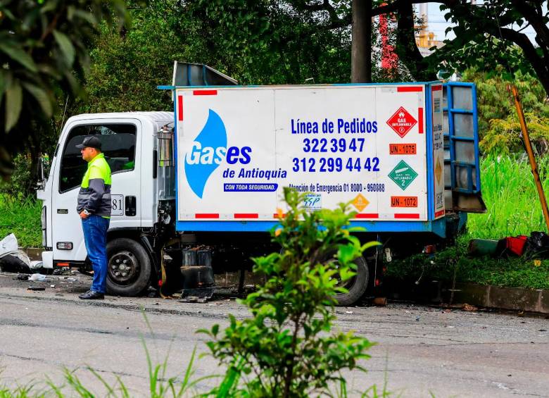 En el accidente también se vio involucrado un camión de transporte de gases. FOTO: JAIME PÉREZ