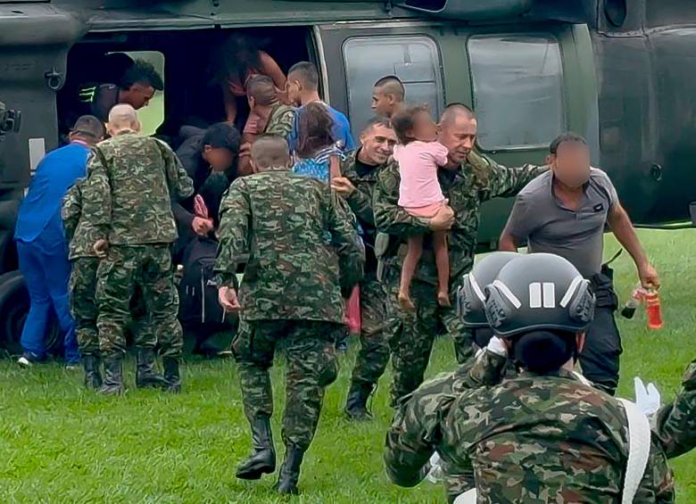Los menores permanecieron ocultos durante tres días en zona rural del sector de Peñas Coloradas, departamento de Caquetá. Allí, en medio de la espesura, resistieron el hambre, el agotamiento y el miedo constante. Los hermanos varones cuidaron a las mujeres. FOTO cortesía fuerzas militares