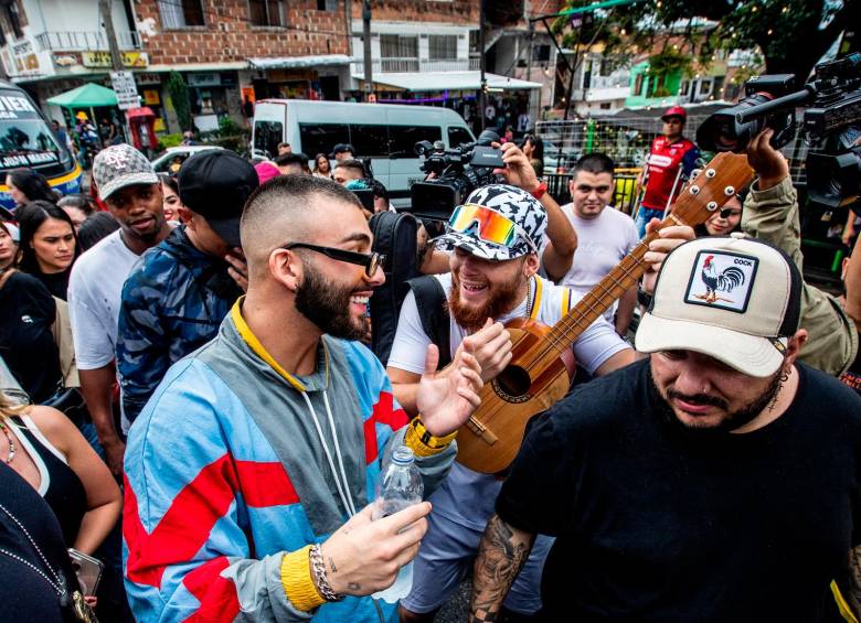 Manuel Turizo aprovechó para interactuar con los músicos que se gana la vida en la Comuna 13. FOTO Jaime Pérez.