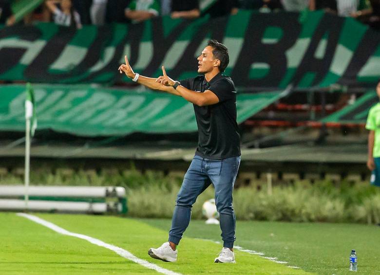 El entrenador bogotano Lucas González, de 45 años, apenas dirigirá su primer partido por Liga con Nacional el domingo en Montería. Foto: Camilo Suárez