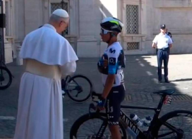 Nairo habló con el papa León XVI en la etapa final del Giro. FOTO CAPTURA DE VIDEO