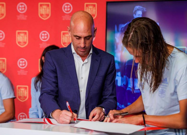 Luis Rubiales, presidente de la Real Federación Española de Fútbol, junto a Irene Paredes, la capitana de la selección femenina de España. FOTO: TOMADA DEL TWITTER @rfef