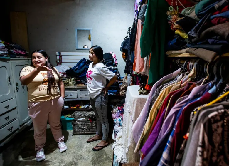 Estas son Mayerli y su sobrina Nasly en el ropero de la Corporación. FOTO: Julio César Herrera.