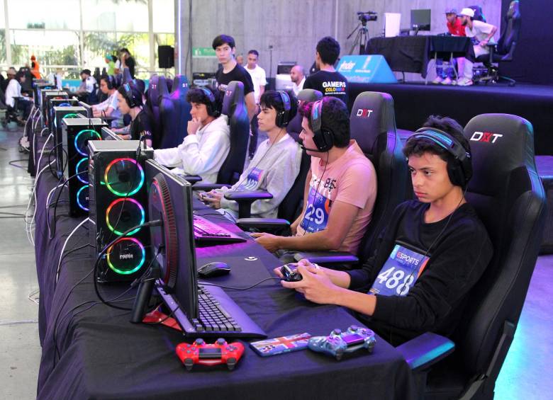 FOTO: algunos competidores de videojuegos en un certamen del Inder. FOTO: Cortesía.