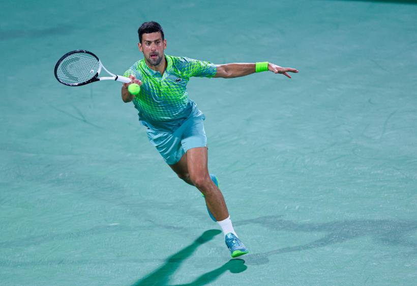 El serbio Novak Djokovic avanzó a los cuartos de final en Dubái, busca su sexto trofeo en esta competencia. FOTO getty