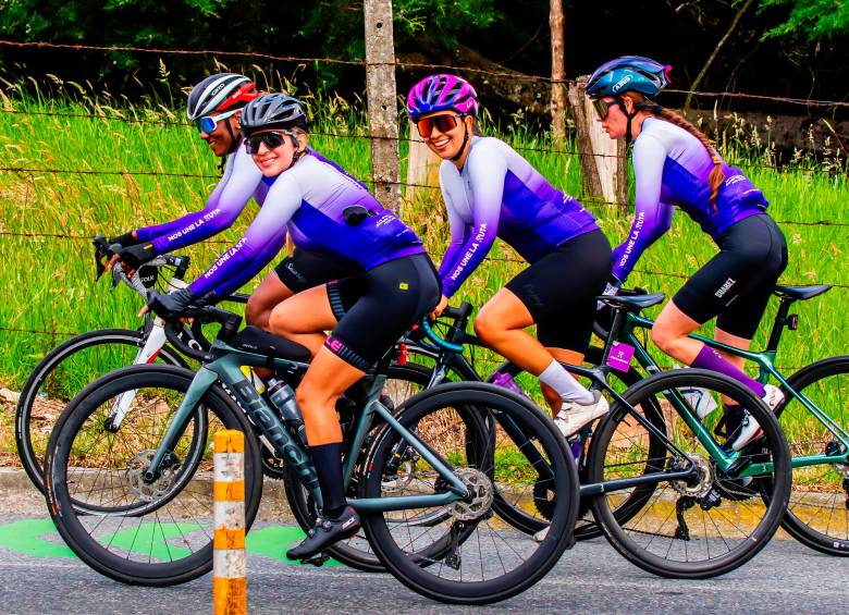 El Team Escaladoras y su insigne Jersey Morado en honor a la sororidad y la lucha por la igualdad. Foto: Cortesía Ana Amareto