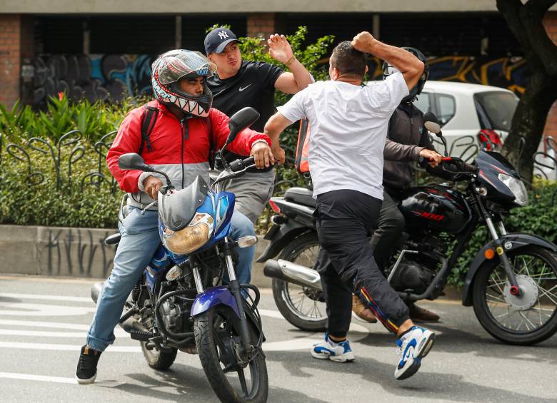 Las cifras por muertes en actos de intolerancia en Colombia durante 2025 seguirán en aumento pues aún falta la temporada de Navidad y fin de año en la que generalmente aumentan las riñas y peleas callejeras. Imagen de referencia. FOTO: Manuel Sadarriaga