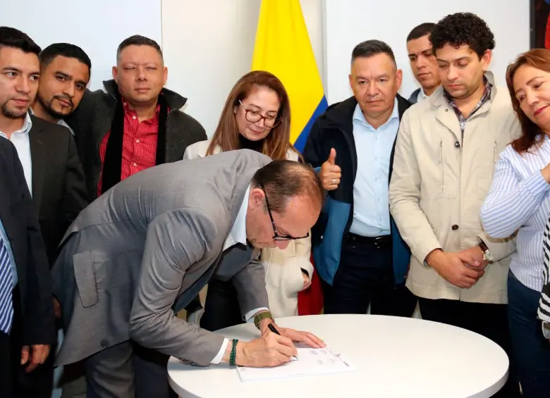 El ministro del Trabajo, Antonio Sanguino, firmo acuerdo laboral con sindicatos del despacho. FOTO cortesía MinTrabajo
