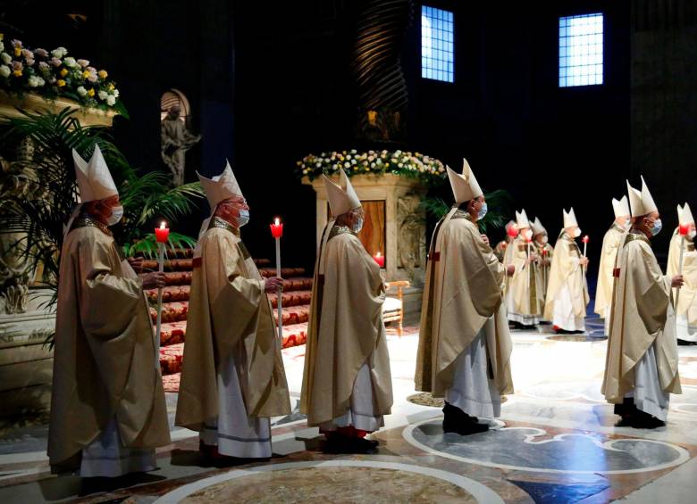 Cardenales y obispos asisten a la Vigilia Pascual celebrada por el Papa Francisco en una Basílica de San Pedro casi vacía. Foto: EFE