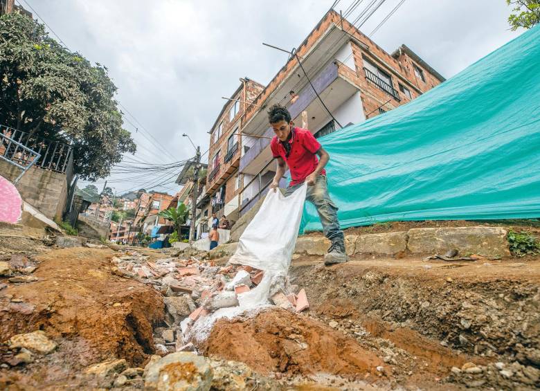 En Brisas del Jardín, los residentes deben tapar la destruida vía con escombros. Llevan en esa situación casi dos meses. FOTO Camilo Suárez
