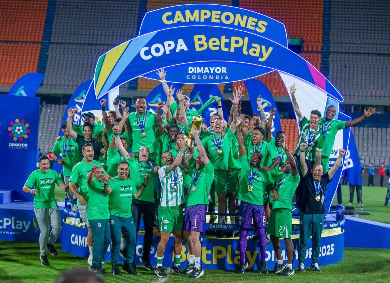 El triunfo no solo le permitió alzar el trofeo por octava vez, sino que además tuvo un valor simbólico especial: fue la primera consagración del conjunto verdolaga frente a su eterno rival en una definición directa. Foto Camilo Suárez