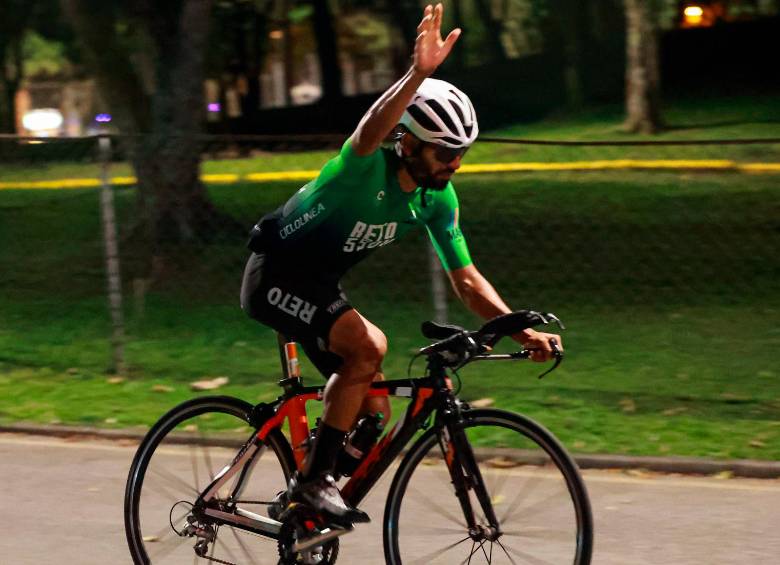 Néstor Cuadrado, durante su reto en la pista de cemento del Aeroparque Juan Pablo II el pasado miércoles. Foto Manuel Saldarriaga Quintero