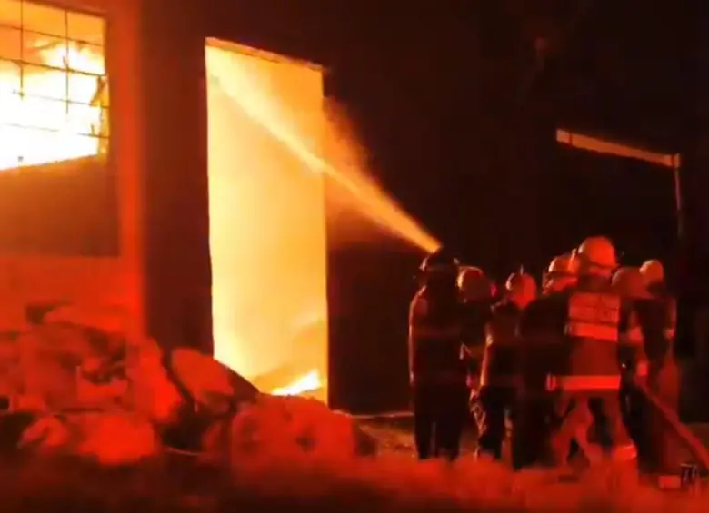 Los bomberos de Bogotá y Cundinamarca trabajan para controlar los incendios forestales en Chusacá, una emergencia que amenaza la planta Alicachín y afectó una bodega con productos químicos. FOTO: @BomberoFarfan vía X.