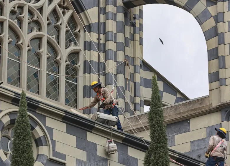 Obras de mantenimiento en el techo del Palacio Rafael Uribe Uribe de Medellín. Foto: Manuel Saldarriaga Quintero