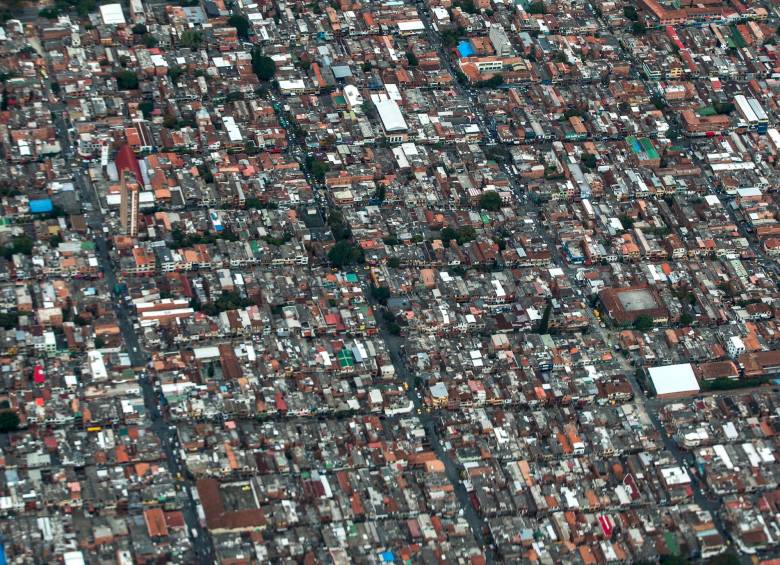 Tres comunas del nororiente de Medellín, Castilla, Doce de Octubre y Robledo están en las que más han perdido espacio público. FOTO JULIO CÉSAR HERRERA