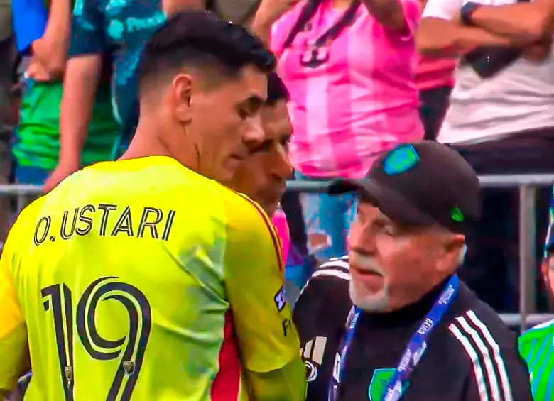 Momento en el que Luis Suárez escupe a uno de los miembros del cuerpo técnico rival. Foto: Captura de víeo tomada de redes