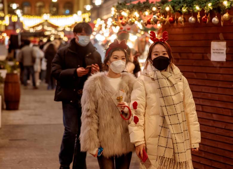En Shanghái, China, las autoridades le aconsejaron a los ciudadanos permanecer en casa en las fiestas de Navidad. FOTO EFE