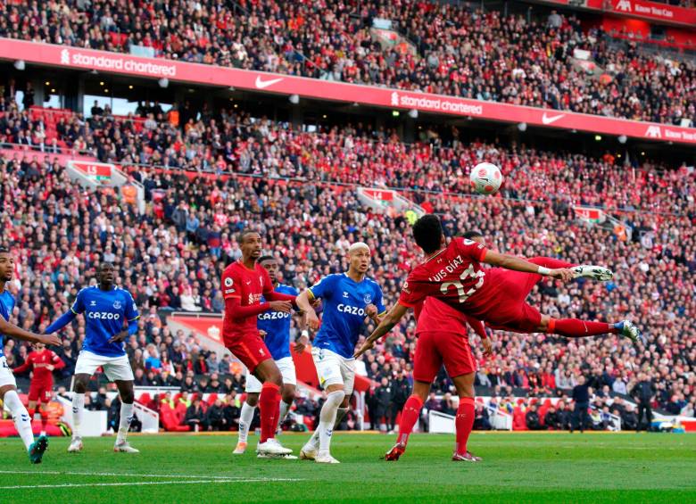Luis Díaz realizó una asistencia a través de una “chalaca” para el segundo gol del Liverpool, en el partido frente al Everton este domingo 24 de abril. FOTO getty
