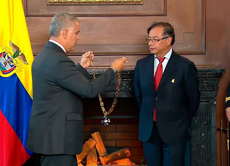El presidente Iván Duque condecoró este viernes, en la Casa de Nariño, a su sucesor, Gustavo Petro. FOTO Cortesía