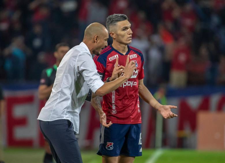 Medellín visita a Huila con la obligación de buscar un triunfo para poder regresar al grupo de los ocho. El cuadro paisa no jugó en la fecha 15. En la imagen, David González y Daniel Torres. FOTO Juan Antonio Sánchez
