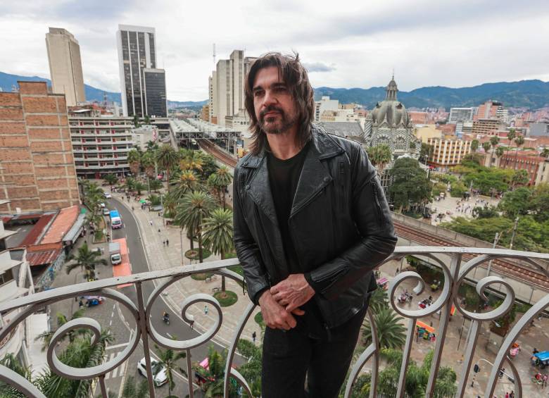 En la creación de la canción también acompañaron a Juanes, el poeta Juan Mosquera y el productor Julio Reyes Copello. Foto Manuel Saldarriaga.