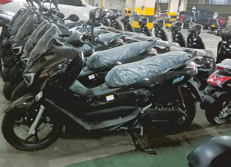 Así están actualmente las 20 motos donadas por los coreanos a la Secretaría de Movilidad de Medellín. En 431 días, desde su donación, no han recorrido ni un kilómetro por las vías de la ciudad. FOTO CORTESÍA