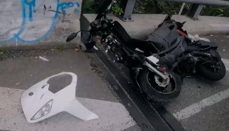 Así quedó la moto tras el fuerte impacto ocurrido en la calle 4 Sur. FOTO: Cortesía Denuncias Antioquia.