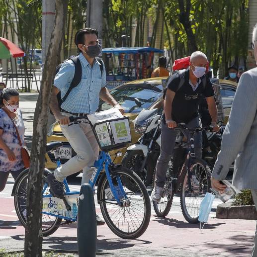 Biciusuarios en unas de las calles de Medellín. Foto: Manuel Saldarriaga Quintero