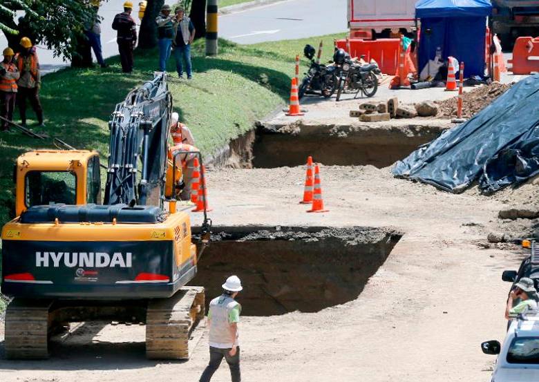 En las horas de la noche los equipos técnicos de EPM lograron llegar hasta las tuberías en la búsqueda de la causa del problema. FOTO: Esneyder Gutiérrez