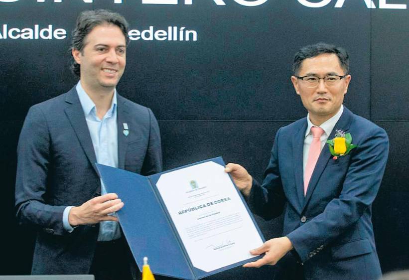 Las 20 motos eléctricas fueron entregadas como parte del convenio entre la República de Corea y la Alcaldía. FOTOS CORTESÍA - ALCALDÍA DE MEDELLÍN