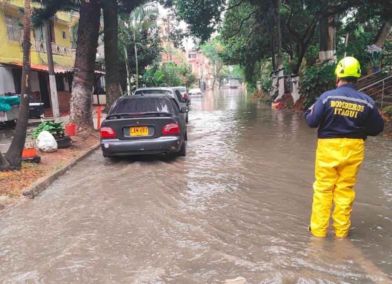 El agua alcanzó a generar temor en el barrio El Carmelo, de Itagüí. FOTO ARCHIVO