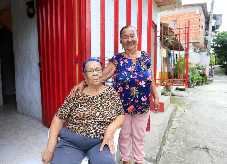 María Dioselina Velásquez y Lucía Saldarriaga, las primeras madres cabeza de familia en construir sus viviendas en el terreno del antiguo cementerio de San Jerónimo. FOTOS ESNEIDER GUTIÉRREZ Y COLPRENSA.