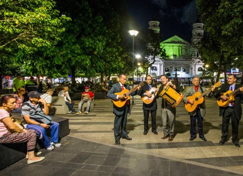 La tradición de los serenateros del parque de Envigado siempre ha sido por las cuerdas. Foto: Julio César Herrera