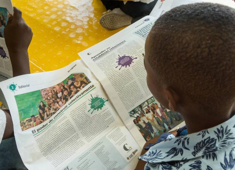 El acompañamiento en familia a la lectura de los niños permite que ellos amplíen vocabulario, hagan preguntas y sigan entendiendo el contexto en el que se desarrollan las historias. FOTO camilo suárez 