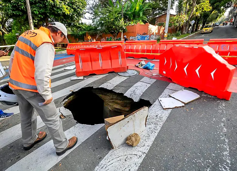 Una cuadrilla de obreros y técnicos de EPM se desplazaron en la mañana de este martes para hacer un diagnóstico y plantear las soluciones. FOTO: Camilo Suárez