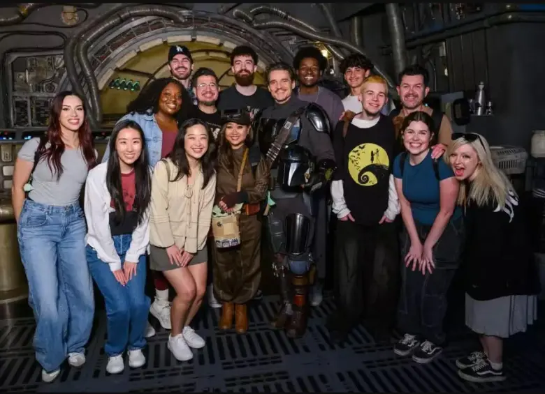 En video: Pedro Pascal sorprendió a fans de Star Wars en Disneyland con su traje de The Mandalorian